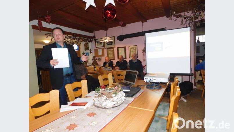 Christian Porsch (stehend) bei der Vorstellung der redaktionellen Arbeit und des Inhalts des Buches. Bild: hai