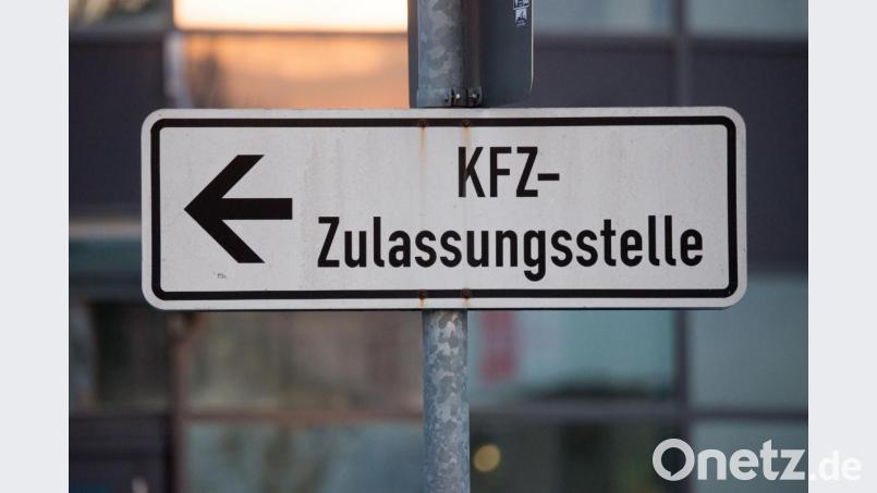 Wenig Begeisterung für alternative Antriebsarten: Auch im Landkreis wurden 2019 nur wenige Elektro - und Hybridfahrzeuge zugelassen. Bild: Armin Weigel/dpa