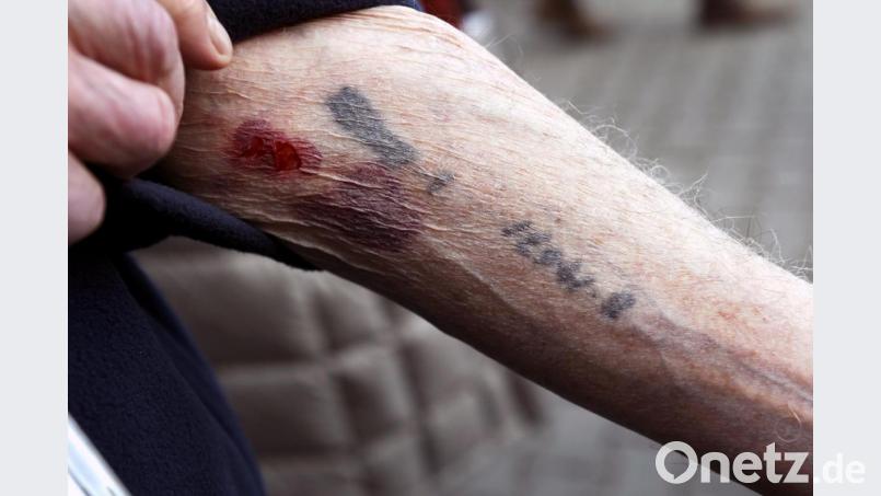 Noch gibt es Holocaust-Überlebende wie David Leitner, der seine tätowierten Häftlingsnummern während der Gedenkfeier zum 75. Jahrestag der Befreiung des ehemaligen Konzentrationslagers Auschwitz zeigt. Bild: Emmi Korhonen/dpa