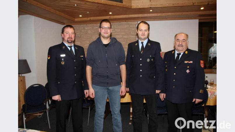 Für die nächsten sechs Jahre wurden Stefan Pronold (Zweiter von rechts) und zu seinem Stellvertreter Tobias Nesner (zweiter von links) gewählt. Für ihr Engagement dankten Kreisbrandinspektor Richard Fleck (rechts) und Kreisbrandmeister Peter Killermann (links). Bild: frd