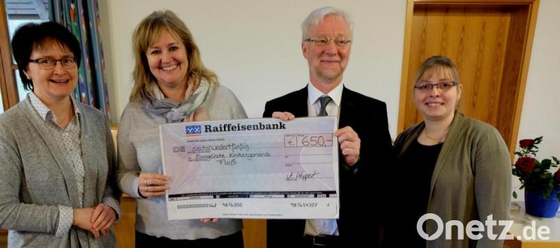 Kassierin Anita Woppert (rechts) übergab mit Frauenkreis-Vorsitzender Christa Riedl (rechts) 650 Euro an Pfarrer Wilfried Römischer und die Sprecherin des Kirchenvorstandes, Silke Scherm. Bild: le