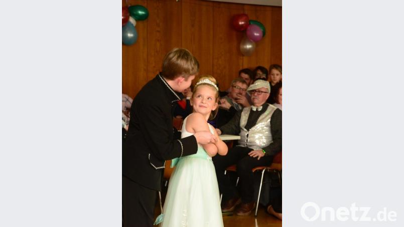 Das Kinderprinzenpaar Simon II. und Emily I. tanzt einfühlsam zur Titelmelodie aus "Drei Haselnüsse für Aschenbrödel". Bild: bey