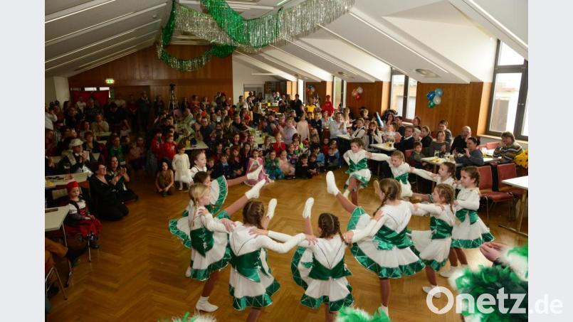 Die Kindergarde des Hammerleser Faschingsvereins eröffnete am Sonntagnachmittag im Festsaal den erste diesjährigen Kinderfasching in Parkstein. Bild: bey