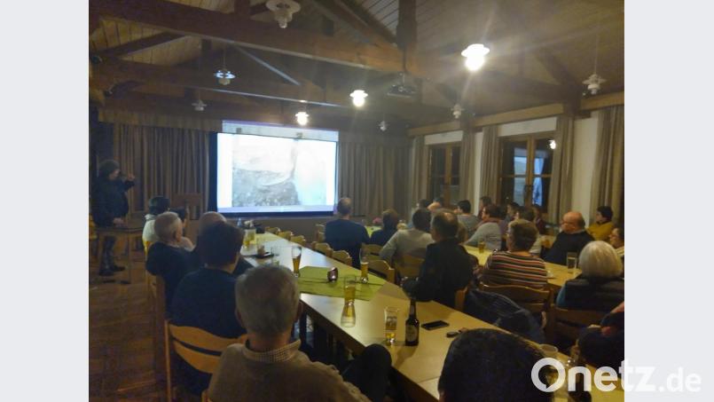 Architekt Hubert Liebl (links) informiert die Besucher der Pfarrversammlung über die Außen- und Innenrenovierung der St.-Jodok-Kirche. Bild: rfi