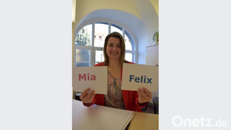 Irina Weiß, Standesbeamtin in Tirschenreuth, präsentiert die beliebetsten Namen der Tirschenreuther Statistik. 2019 kamen 7 Mias und 9 Felix&#039; in der Region auf die Welt. Symbolbild: szl