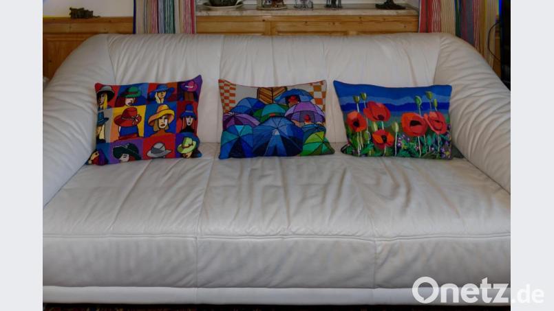 Mit eigenen Motiven besticke Kissen sind ein Blickfang für jedes Sofa. Bild: tr