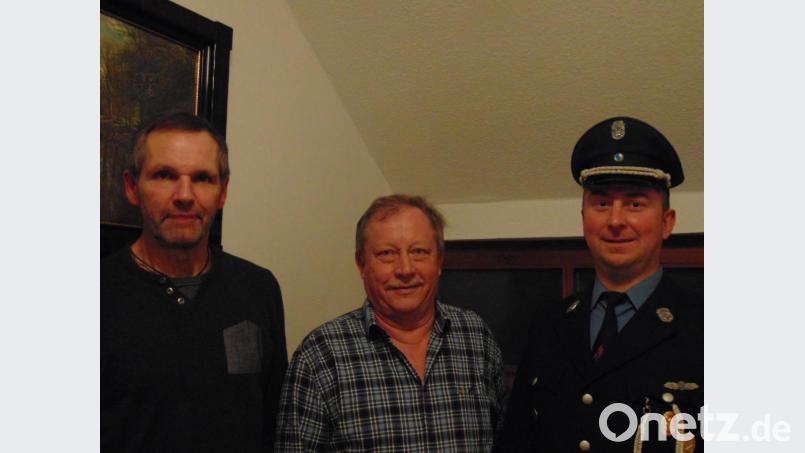 Kommandant Andreas Köhler (rechts) verabschiedete (von links) Karl Schöner und Michael Weber aus dem aktiven Feuerwehrdienst. Bild: exb
