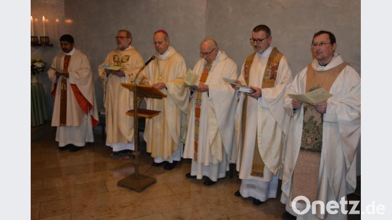Standen gemeinsam beim Franz von Sales-Fest am Altar, mit dabei waren (von links) Pater John Gali, Pfarrseelsorger Pater Benedikt Leitmayr, Weihbischof Reinhard Pappenberger, Pater Friedhelm Czinczoll, Dekan Dr. Thomas Vogl und Pfarrer Christian Preitschaft. Bild: jr