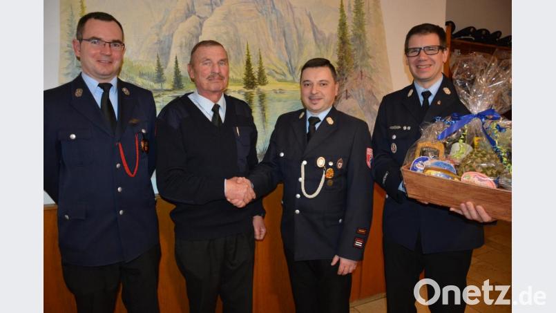 Nach 50 Jahren schied der frühere langjährige Kommandant Guido Härtl (Zweiter von links) aus dem aktiven Dienst der Feuerwehr Konnersreuth aus. Es bedankten sich Kommandant Stefan Kreuzer (Zweiter von rechts), stellvertretender Kommandant Philipp Sölch (rechts) und Vorsitzender Sven Jäger. Bild: jr