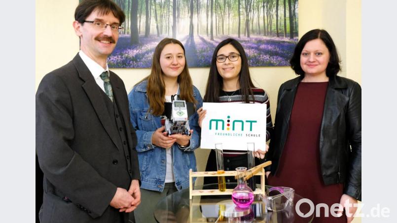 Oberstudiendirektor Günter Jehl (links) freut sich mit den MINT-begeisterten Schülerinnen Leni Flöter (Zweite von links) und Alexa Valenzuela Chávez (beide aus der 9. Jahrgangsstufe) sowie MINT-Koordinatorin Studienrätin Katharina Gadomski (rechts) über die nun verliehene Auszeichnung. Bild: Peter Ringeisen