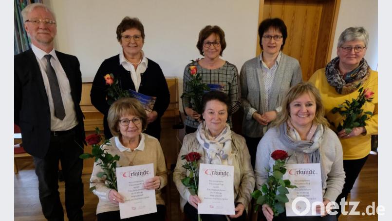 Der Frauenbund dankt für langjährige Mitgliedschaft und für die Bereitschaft, als neues Mitglied mit dabei zu sein. Unser Bild zeigt Helke Sommer, Elisabeth Market und Silke Scherm (sitzend, von links) sowie Cäcilie Lang, Silvia Schnappauf, Vorsitzende Christa Riedel und Manuela Preisinger (stehend, ab Zweiter von links). Pfarrer Wilfried Römischer (links) gratuliert den Damen. Bild: le
