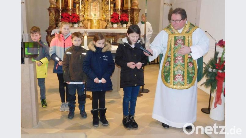 Pfarrer Sven Grillmeier will im Familiengottesdienst von den Jungen und Mädchen wissen, was für sie die Dunkelheit bedeudet. Bild: hai