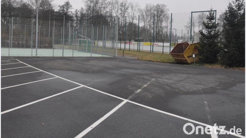Oberhalb des "Spielfelds der Begegnungen", zur FC-Seite hin, soll eine weitere Fläche für Sport und Fitness geschaffen werden. Schon bis Mitte Mai soll die Anlage, zu der auch eine Tischtennisplatte gehört, fertig werden. Bild: ws
