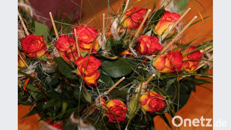 Die Jubilarinnen durften sich über wunderschön geflammte Rosen freuen. Bild: rpp