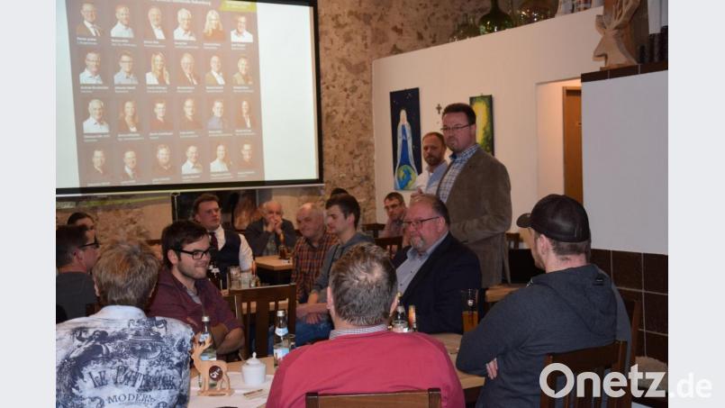 Wahlkampfauftaktversammlung des CSU-Ortsverbandes Hohenburg in der Hammermühle. Sowohl Bürgermeister Florian Junkes als auch CSU-Vorsitzender Bastian Wittl stellen die Menschen in der Gemeinde in den Mittelpunkt ihrer Arbeit für die nächsten Jahre. Dazu gehörte auch die Kandidatenvorstellung der gesamten CSU-Mannschaft. Bild: bö