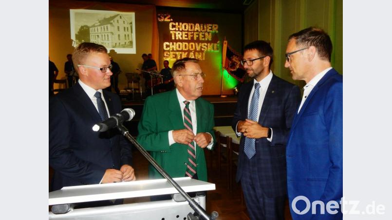 Die Verantwortlichen des 32. Chodauer Heimattags, Milos Bilolafek (links), Heimatpfleger der Stadt Chodov, und Josef Moder (Zweiter von links), Vorsitzender des Heimatausschusses, mit den beiden Bürgermeistern Patrik Pizinger und Bernd Sommer (rechts). Bild: tml