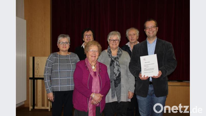 Das Vorstandsteam des Frauenbunds St. Martin mit Gertrud Lorenz, Margarete Strobl, Gertrud Schißlbauer, Hildegard Choynowski und Anna Oberndorfer (von links) übergibt aus dem Jahreserlös 3800 Euro als Spenden. Empfänger sind Stadtpfarrer Thomas Helm (rechts) und mehrere karitative Zwecke. Bild: ads