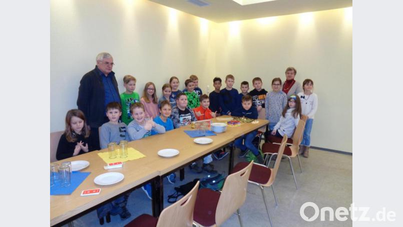 Eine schöne Geste: Die Kommunionkinder dieses Jahres stellten sich den Senioren vor. Bild: amö