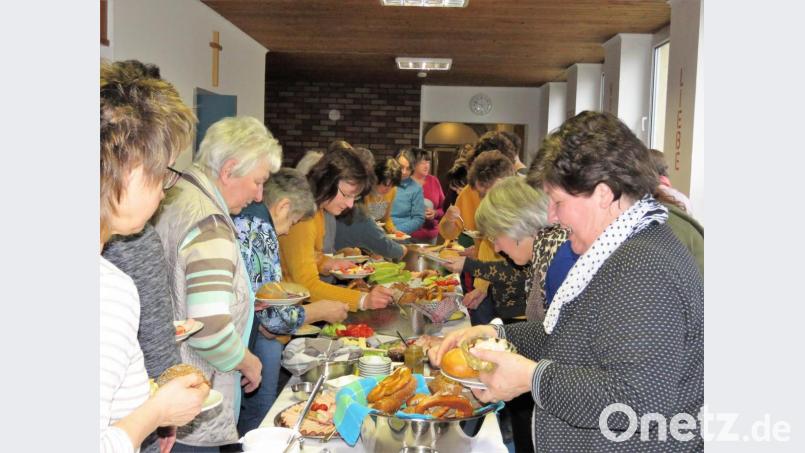 Auf dem Flur durften sich die Frauen am reichhaltigen Frühstücksbüfett nach Herzenslust bedienen. Bild: ubb