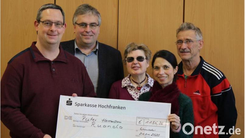 Freude bei der Spendenübergabe: Im Bild von links Oberstudienrat Christian Metz, Schulleiter Oberstudiendirektor Joachim Zembsch, Studiendirektorin Karin Ohlendorf, Oberstudienrätin Sabine Kubik und Oberstudienrat Johannes Burger. Bild: Luisenburg-Gymnasium/exb