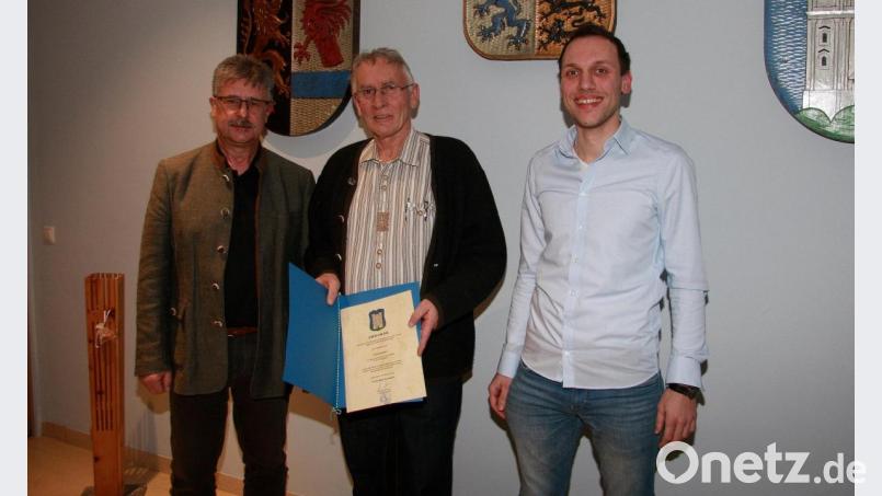 Mit einer Urkunde wurde Ernst Tippmann in den verdienten Ruhestand verabschiedet. Bürgermeister Wolfgang Braun (links) und Tippmanns Nachfolger, Florian Heinl (rechts), dankten dem künftigen Pensionär für das Geleistete. Bild: wro