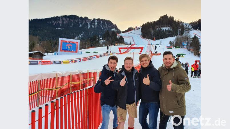Daumen hoch: Sandro Augustin, Christoph Plank, David Sorgenfrei und Matthias Zimmerer (von links) von der Band Rotzlöffl sind vom Hahnenkammrennen in Kitzbühel begeistert. Wegen eines Auftritts am Freitagabend reisten die vier Musiker nach Österreich. Bild: David Sorgenfrei