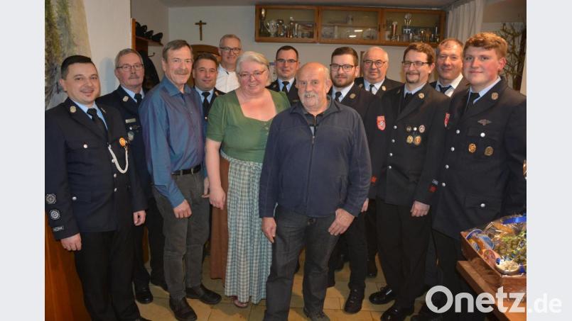 Eine ganze Reihe langjähriger Mitglieder zeichnete die Feuerwehr Konnersreuth aus. Im Bild (von links) Kommandant Stefan Kreuzer, Kreisbrandmeister Albert Fröhlich, Franz Wenisch, Kreisbrandinspektor Stefan Gleißner, Robert Günthner, Marianne Allisch, Vorsitzenden Sven Jäger, Josef Kreil, Philipp Schwan, Gottfried Richtmann, Jürgen Kreuzer, Zweiter Bürgermeister Reinhard Wurm und Florian Janke. Bild: jr