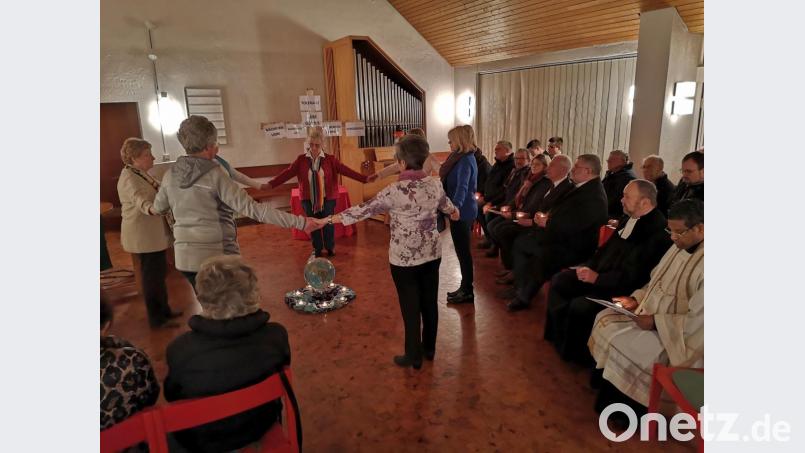 Das Gottesdienst-Team des Pfreimder „Bündnis gegen Rechts“ gestaltete mit Pfarrer Georg Parampilthadathil (rechts) von der katholischen Pfarrgemeinde und dem evangelischen Pfarrer Werner Herrmann (Zweiter von rechts) den ökumenischen Gottesdienst anlässlich des Gedenktages für die Opfer des Nationalsozialismus. Eindrucksvoll wurde das Thema „Unser Kreuz hat keinen Haken“ von einem Tanz untermalt. Bild: hir