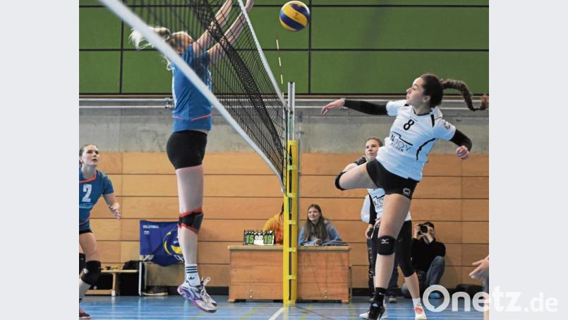 Denitsa Peeva (rechts) von TB Weiden mit einer starken Aktion am Netz. Bild: Büttner, Gerhard