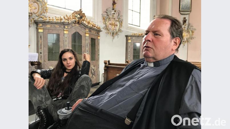 Ottfried Fischer als Pfarrer Anton mit Jasmin Mairhofer als jugendliche Straftäterin Sofia. Bild: AVG Filmproduktion
