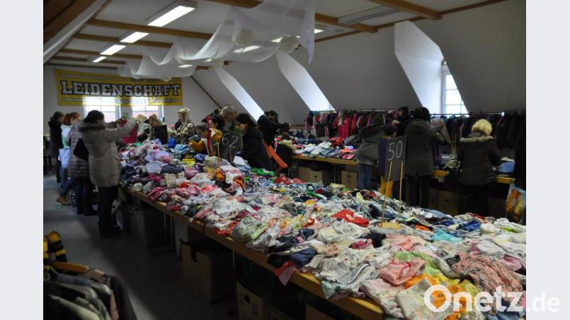 Übervoll, vor allem mit Kleidung, waren die Tische im Betriebsgebäude des Sportvereins. Bild: ak