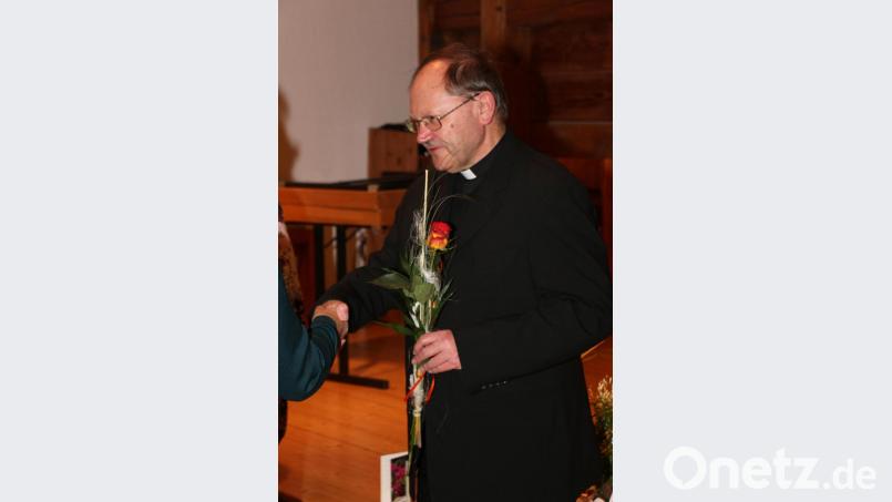 Pfarrer Heribert Stretz ließ es sich nicht nehmen, den treuen Mitgliedern mit Blumen zu gratulieren. Bild: rpp