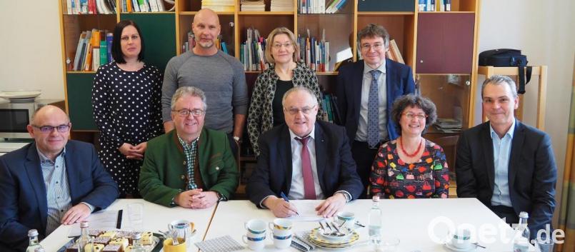 Bezirkstagsvizepräsident Lothar Höher (sitzend, Dritter von links) informiert Ärzte und Mitarbeiter der kinder- und jugendpsychiatrischen Tagesklinik und Institutsambulanz in Weiden zusammen mit Medbo-Vorstand Dr. Dr. Helmut Hausner (stehend, Vierter von links) über den Baubeginn 
der neuen Klinik für Kinder-und Jugendpsychiatrie im nächsten Jahr. Bild: Bühner