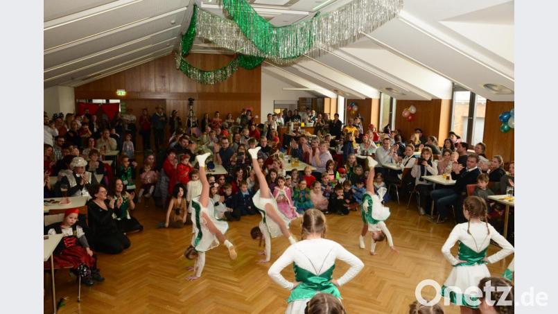 Die Kindergarde des Hammerleser Faschingsvereins verbindet ihren Gardetanz mit artistischen Einlagen. Bild: bey
