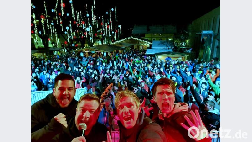 Die Rotzlöffl in ihrem Element. Auf einer Open-Air-Bühne heizen sie dem internationalen Publikum in Kitzbühel ein. Bild: exb