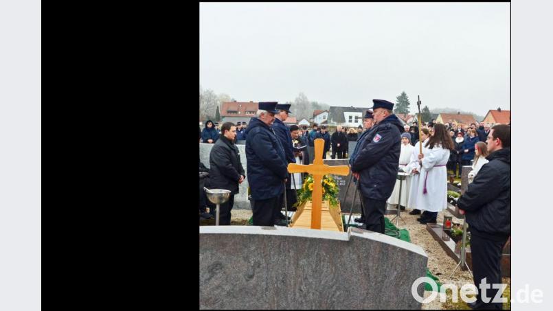 Eine große Trauergemeinde nimmt auf dem Friedhof Abschied von Hans Gradl. Bild: ü