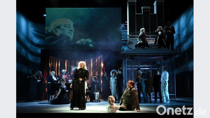 Die gealterte Minona (Theodora Varga) und der Graf von Teleki (Johannes Mooser) reden über Minonas Vergangenheit. Bild: Jochen Klenk