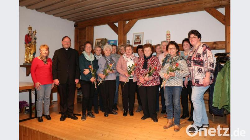 Vorsitzende Andrea Zeitler (rechts), Stellvertretende Bezirksvorsitzende Rita König und Pfarrer Heribert Stretz (von links) würdigten die Jubilarinnen für 20, 25, 30 und 40 Jahre Mitgliedschaft mit Blumen, Urkunden und Ehrennadeln. Bild: rpp
