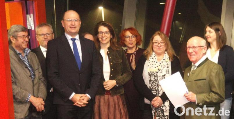 Die CSU-Delegation mit Martina Englhardt-Kopf (Mitte) an der Spitze hieß den bayerischen Finanzminister Albert Füracker (Dritter von links) zum Neujahrsempfang willkommen. Rechts Josef Stadler, der die Empfänge seit 30 Jahren organisiert. Bild: Hirsch