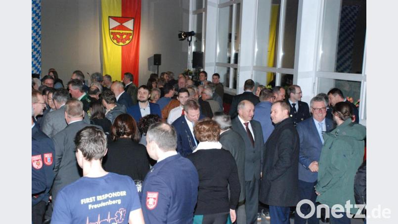 Bürgermeister Alwin Märkl und seine beiden Stellvertreter Franz Weiß und Benno Schißlbauer durften beim Empfang zahlreiche Hände schütteln Bild: sche