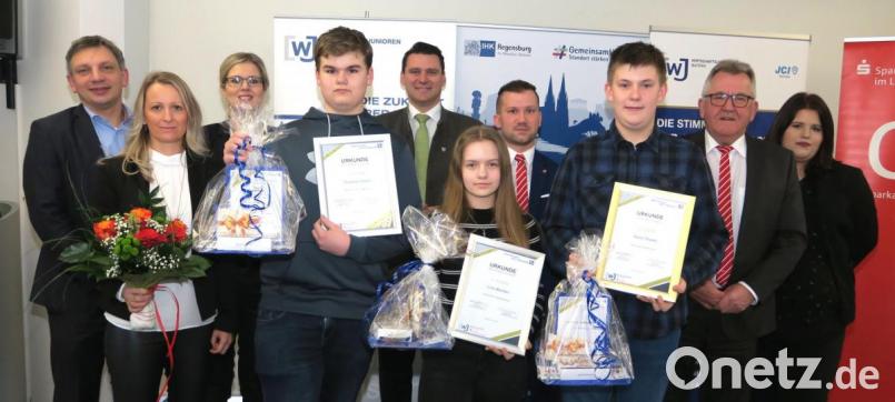Vertreter der Sparkasse und der Wirtschaftsjunioren zeichneten die Erstplatzierten Florin Thanei, Lisa Becker und Thomas Hecht (von rechts, mit Urkunden) aus. Bild: Hirsch