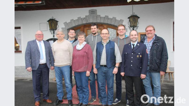 Reinhard Biegerl (Zweiter von rechts) und sein Stellvertreter Johann Biegerl (rechts neben ihm) stehen auch in den kommenden sechs Jahren an der Spitze der Feuerwehr Lind, wozu Bürgermeister Heinz Weigl (links) gratulierte. Bild: frd