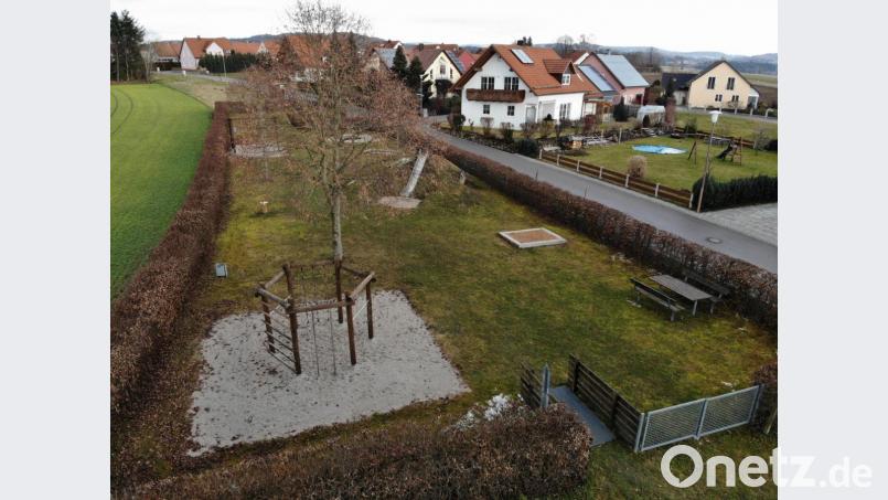 Der Spielplatz „Obststreuwiese“ in der Fliederstraße bekommt ein Climbing-Zelt - ein Spielhäuschen, dessen Wände erklettert werden können. Das Spielhaus soll dort aufgestellt werden, wo aktuell die Sitzgruppe steht (rechts unten). Diese wird in die Mitte des Spielplatzes in den Schatten des Baumes verlegt. Bild: eig