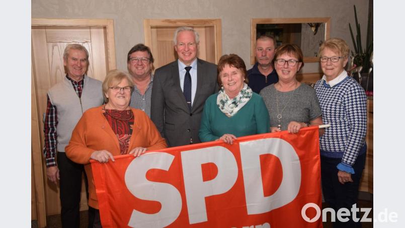 Die SPD Windischeschenbach bestätigt Stefan Seitz (Vierter von links) als Vorsitzenden. Bild: fz