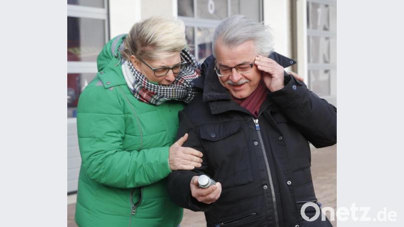 Die Vorsitzende des SPD-Irtsvereins, Bettina Moser, und Stadtratskandidat Michael Scherer wagen einen Selbstversuch am Gebläse der Feuerwehr Rosenberg. Scherer überprüft die Windgeschwindigkeit mit einem kleinen Messgerät. Bild: mfh