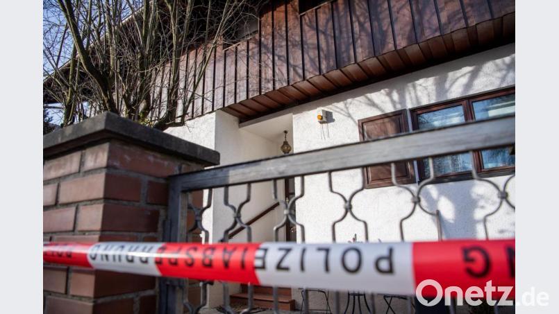 Polizei-Absperrband ist vor einem Wohnhaus zu sehen. Foto: Lino Mirgeler/dpa Bild: Lino Mirgeler