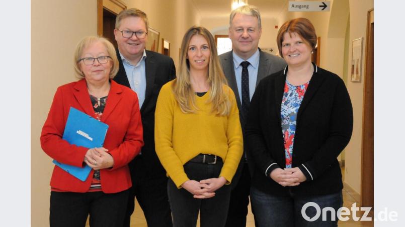 Nach der Unterzeichnung (von links): SkF-Vorsitzende Marianne Gutwein, Oberbürgermeister Michael Cerny, Diplom-Sozialpädagogin Nicole Koppitz, Landrat Richard Reisinger und SkF-Geschäftsführerin Andrea Graf. Bild: Christine Hollederer