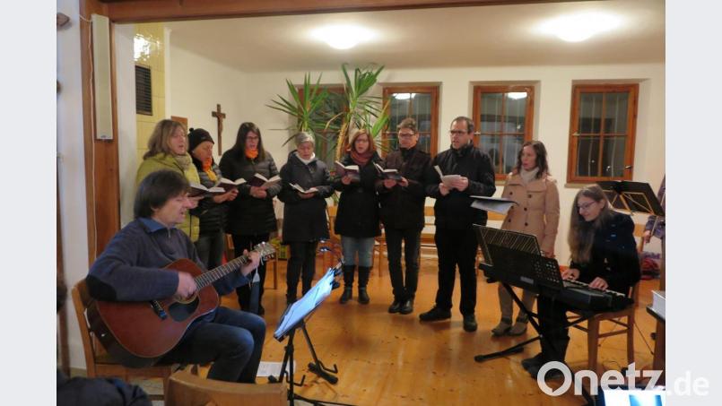 Eine Gesangsgruppe trug passende Lieder vor. Bild: jzk