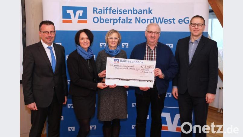 Den Spendenscheck an Vorsitzenden Herbert Putzer (Zweiter von rechts) überreichen (von links) Vorstandsvorsitzender Joachim Geyer, Angelika Eichhorn, Stefanie Seidl und Hans Dumler. Bild: JOCHEN NEUMANN 
ERBENDORF