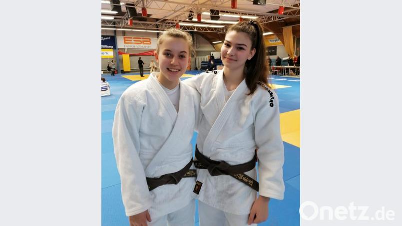 Anna Schneider (rechts) und Sarah Spitzhirn (links) von der Judoabteilung des 1. FC Schwarzenfeld gingen bei Bayerischen Meisterschaften der U-18-Judoka an den Start. Bild: exb
